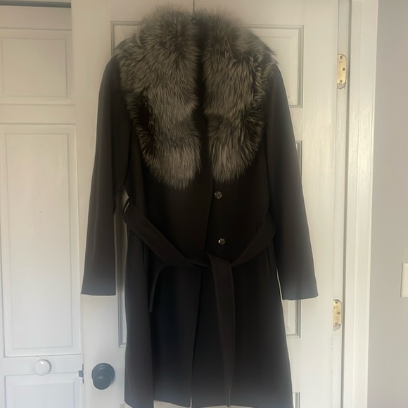 Elie Tahari Size L with real fur collar. - Picture 1 of 6